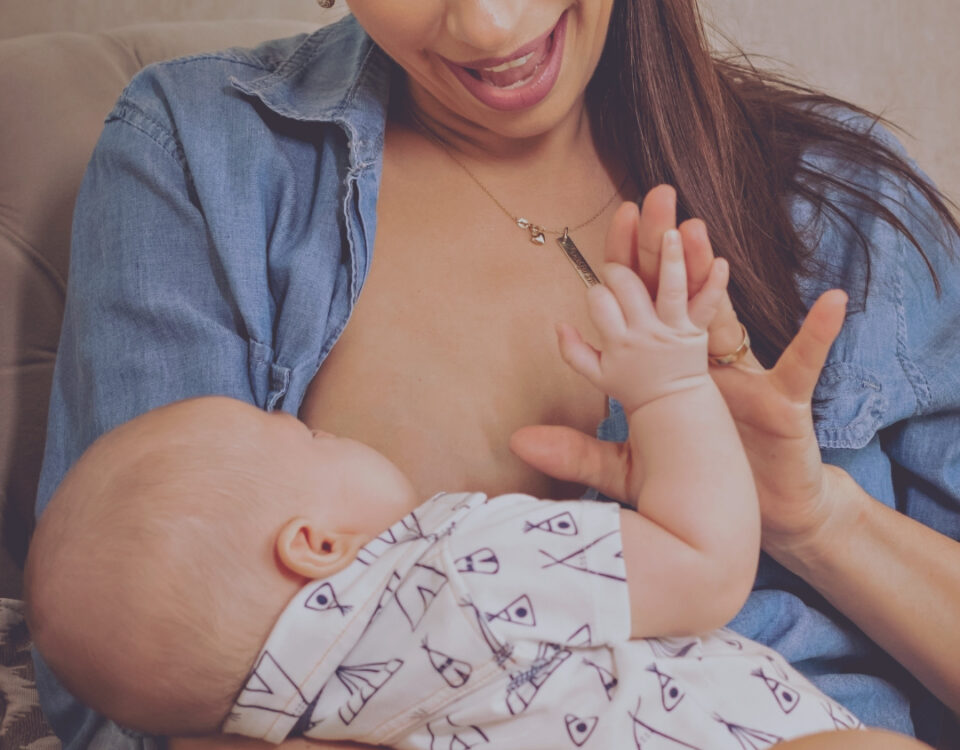 Mutter mit Baby Gebärden