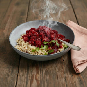 Dampfender Teller mit gesundem Wochenbett-Gericht Purple Rain