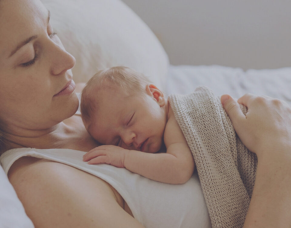 Mama mit Baby im Wochenbett