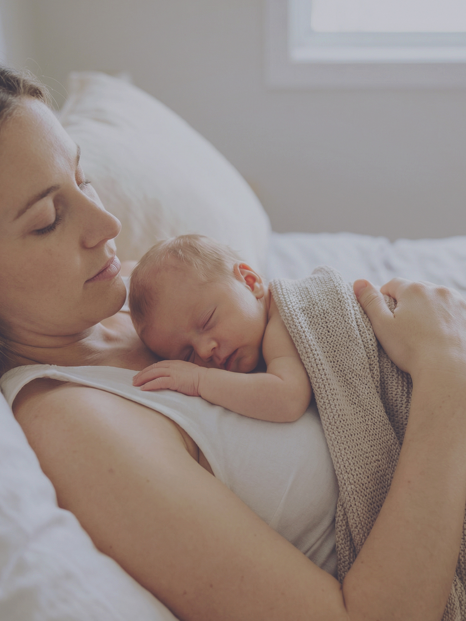Mama mit Baby im Wochenbett