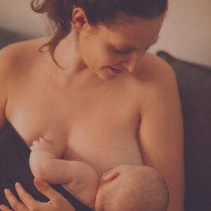 Mothers Finest Bio-Wochenbettessen für Mamas Mutter stillt Baby im Wochenbett