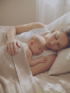 Mutter mit Baby im Wochenbett