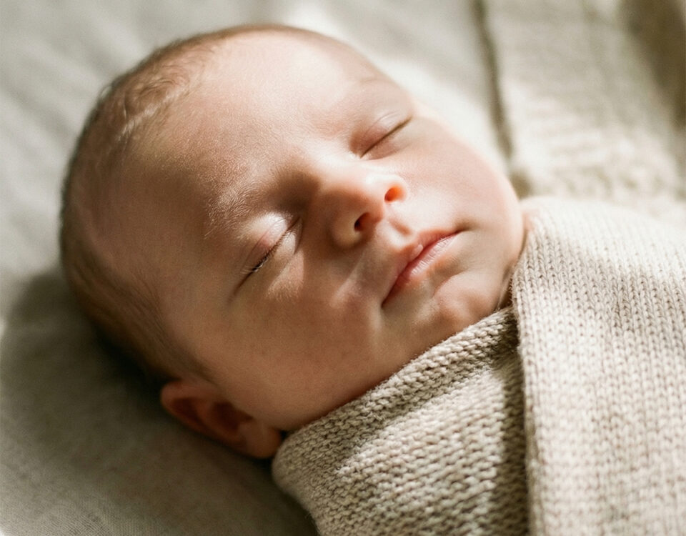 Schlafendes Baby während Mama im Wochenbett ist