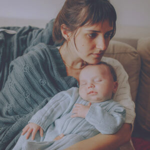 Erholung nach der Geburt von Mama mit Baby im Wochenbett