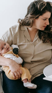 Reisen mit Baby kann für einen Familienurlaub eine Herausforderung sein